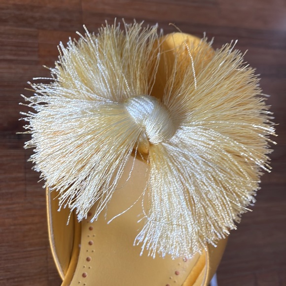 MANOLO BLAHNIK RAILDA FRINGE BOW PEEP-TOE MULES Yellow Gold 38 NEVER WORN - Picture 6 of 8